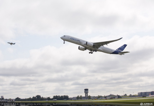 The new Airbus A350 takes off for its maiden flight at the Toulouse-Blagnac airport in southwestern France June 14, 2013. Europe's newest passenger jet, the Airbus A350, successfully began its maiden flight on Friday. [Provided to chinadaily.com.cn]