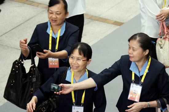 Taiwan delegation members take photos at the fifth Straits Forum in Xiamen, Fujian province, on Sunday. HU MEIDONG / China Daily