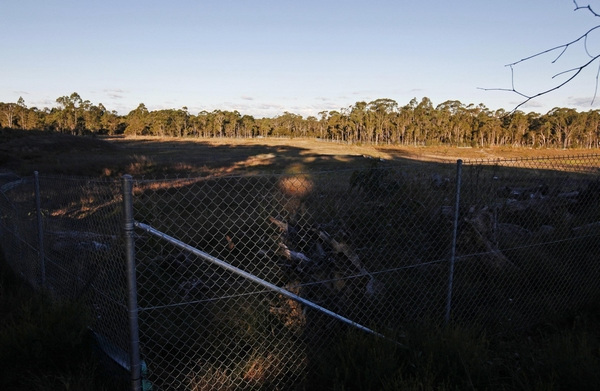 A fence is seen on the land where a a full-size replica of Beijing's Forbidden City will be built, in the Wyong region near Sydney June 16, 2013. Australia's coastal Wyong region outside Sydney, a pretty stretch of pristine beaches and wildlife-filled wetlands, isn't high on the travel agenda of most Chinese tourists. But the local mayor and a Chinese businessman have big plans to change that - by building a A$500 million ($480 million) theme park that will include the Forbidden City replica and a nine-storey temple housing a giant Buddha. Picture taken June 16, 2013.[Photo/Agencies]