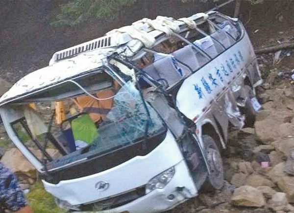 Photo shows the wreckage of a bus after it fell into a valley near Miaoergou village in the Changji Hui autonomous prefecture, Xinjiang Uygur autonomous region, on June 18, 2013.  [Photo by Xinjiangnet.com.cn]