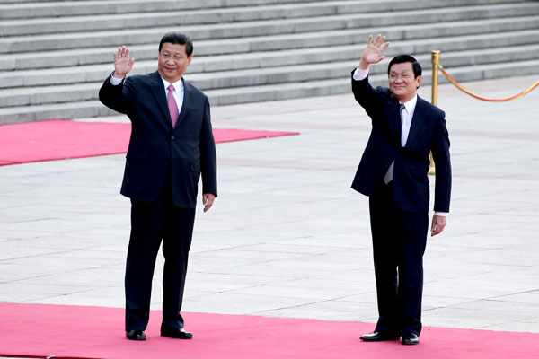 President Xi Jinping welcomes his Vietnamese counterpart Truong Tan Sang in Beijing on Wednesday. Photo by Wu Zhiyi / China Daily 