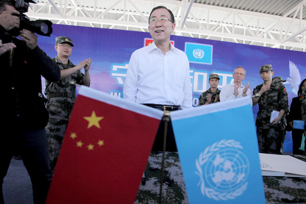 UN Secretary-General Ban Ki-moon visits the peacekeeping center of the Ministry of National Defense in Beijing on Wednesday. Wang Jing / China Daily 