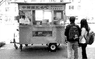 Xie Yunfeng's vendor stand in New York City. [Photo by Paichangweihua from Sina Weibo]