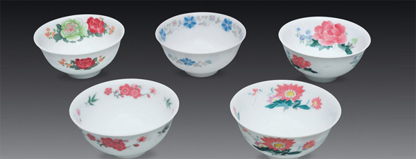 A collection of ceramic bowls tailored-made for Chairman Mao are exhibited at a pre-auction viewing in Hong Kong on June 19, 2013. [Photo by polyauction.com.hk]