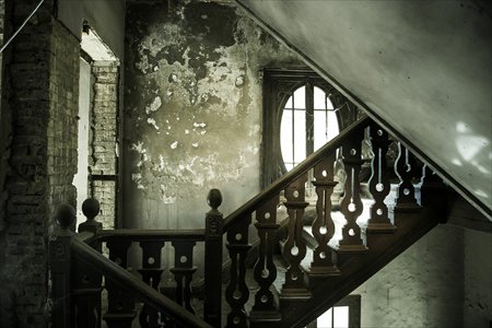European-style flourishes now in disrepair, such as this staircase. Photos: Li Hao/GT