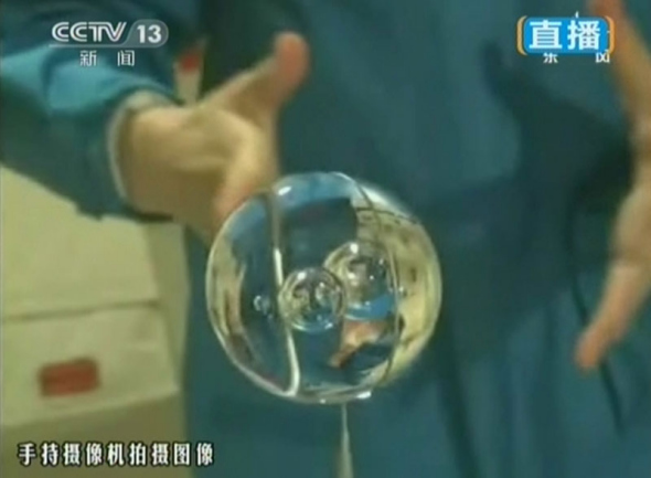 Female astronaut Wang Yaping gives a lecture to about 330 primary and middle school students, through a live video feed system about 340 km above the Earth, on June 20, 2013. (Photo: CNS)