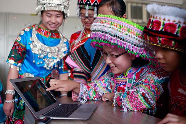 Ethnic Miao students from a middle school in Kunming, Yunnan province, watch astronaut Wang Yaping��s lesson from the space. FENG YONGBIN / CHINA DAILY
