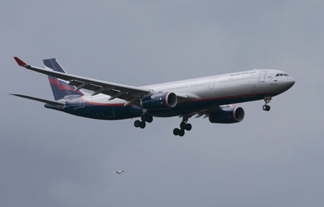 A plane believed to carry Edward Snowden, the former contractor for the U.S. National Security Agency, lands in Moscow's Sheremetyevo airport, June 23, 2013. [Photo/Agencies] 