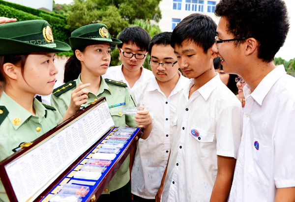 Police officers in Fuqing city, Fujian province, tell middle school students how to identify diff erent drugs. The lesson was part of a campaign to raise awareness of drug abuse among young people. ZHANG GUOJUN / XINHUA 