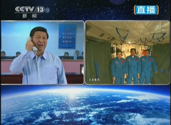 This combo photo shows Chinese President Xi Jinping talks with astronauts via phone on June 24, 2013. Xi expressed his sincere greetings to the three astronauts. (Photo: CCTV)