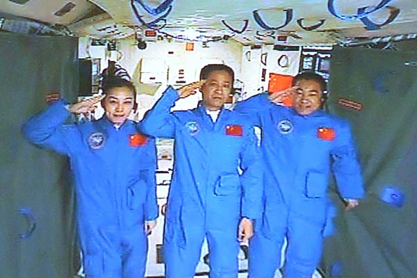 The three astronauts  crew commander Nie Haisheng (M), Zhang Xiaoguang (R) and Wang Yaping (L)  reported to Xi that they are in good condition. Photo / Xinhua