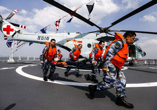 Crew members of Peace Ark conduct an emergency rescue drill. ZHANG HAO / FOR CHINA DAILY 
