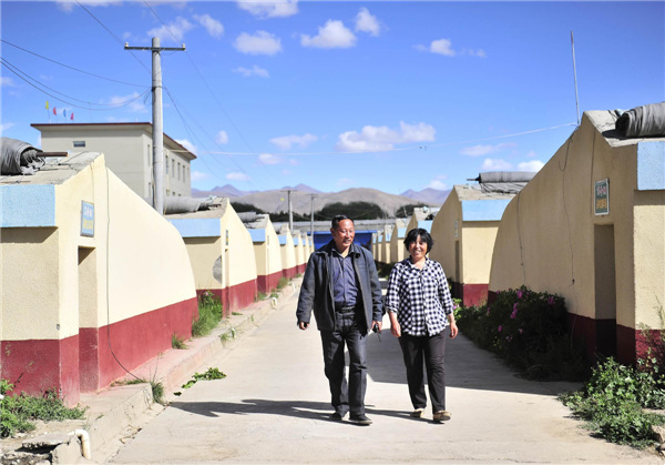 Zhang Jiming and his wife come home from farming work in Panam county, Shigatse prefecture in Southwest China's Tibet autonomous region, June 17, 2013. [Photo/Xinhua]