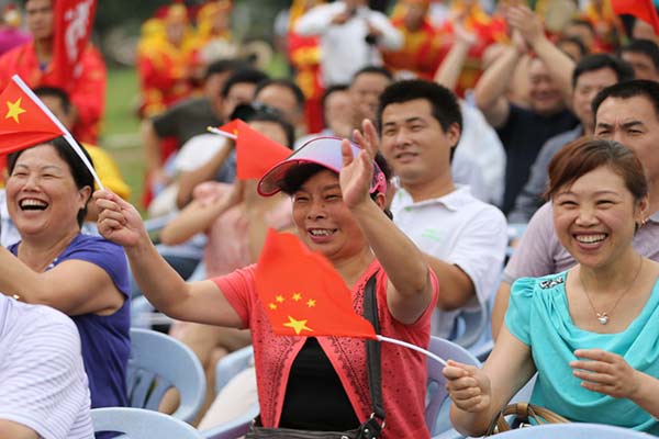 People in Zaoyang, Hubei province, hail the landing of astronaut Nie Haisheng, who is from the city. Wang Hu / Xinhua