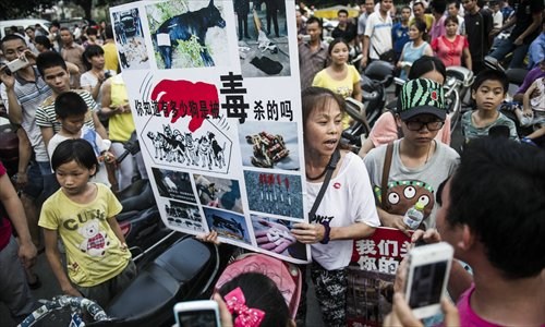 Volunteers call for people not to eat dog meat in Yulin on June 21. Photo: Li Hao/GT