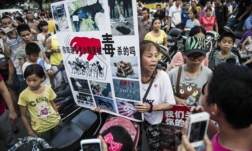 Volunteers call for people not to eat dog meat in Yulin on June 21. Photo: Li Hao/GT