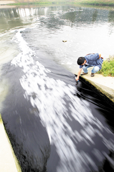 The Jialu river in Zhengzhou, capital of Henan province, has been heavily polluted by the urban waste. Only about 40 percent of China's groundwater qualifi es as a source for drinking water, according to the Environmental Protection Ministry. 