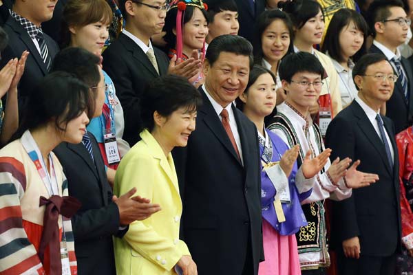 President Xi Jinping and his Republic of Korea counterpart Park Geun-hye enjoy time with youngsters from China and the ROK in Beijing on Wednesday. Wu Zhiyi / China Daily 