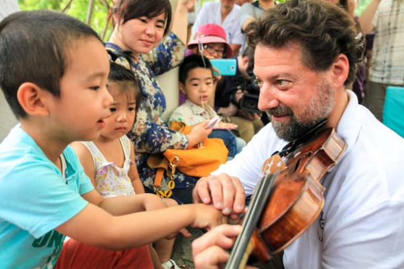 Members of the Philadelphia Orchestra visit a children's hospital in Tianjin on June 5. The orchestra has a long history with China. In 1973, then-US president Richard Nixon specifically chose the orchestra to go to China as a cultural ambassador. Li Xiang / Xinhua 