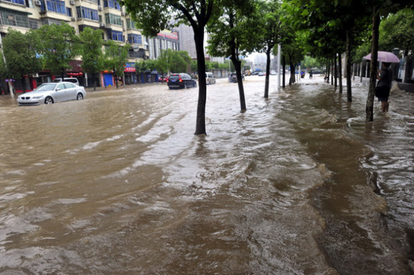A road is flooded in Nanchang, capital city of East China's Jiangxi province, June 28, 2013. A thunderstorm hit the city on Friday with a total precipitation of more than 50 mm. [Photo/Xiong Jiafu/Asianewsphoto]