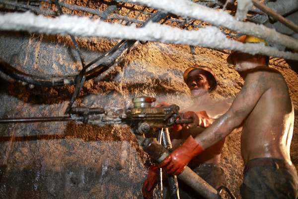 Workers in the Taiyangzhai tunnel, one of six tunnels longer than 5 km, on a key section of the railway connecting Hekou and Mengzi in Yunnan province. Photo by Feng Yongbin / China Daily