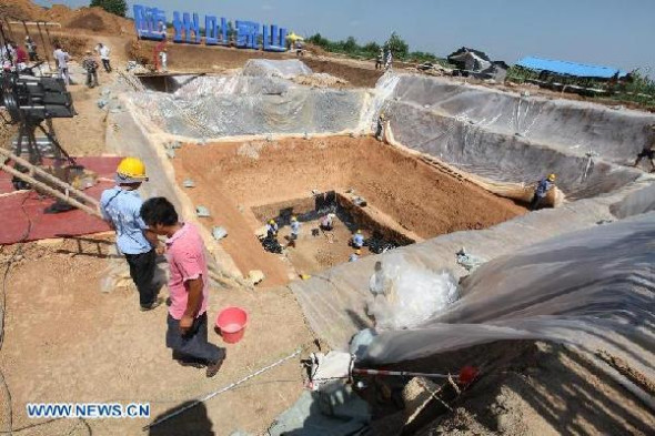 Archaeologists prepares before the digging at the Yejiashan Graveyard in Suizhou, central China's Hubei Province, July 3, 2013. Archaeologists started a new round of digging at the Yejiashan Graveyard on Wednesday, which was believed to have belonged to lords of the Zeng State during the early Western Zhou Dynasty (1046-771 BC). First discovered in 2011, the Yejiashan Graveyard was inscribed among China's Top 10 Archeological Findings that year. More than 700 pieces of crockery, bronze wares, lacquerwares and jade have been excavated from the tombs. (Xinhua/Yang Wenming)