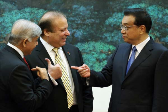 Premier Li Keqiang with Pakistan's Prime Minister Nawaz Sharif and Punjab Chief Minister Shahbaz Sharif (left) ahead of a signing ceremony at the Great Hall of the People in Beijing on Friday. WU ZHIYI / CHINA DAILY