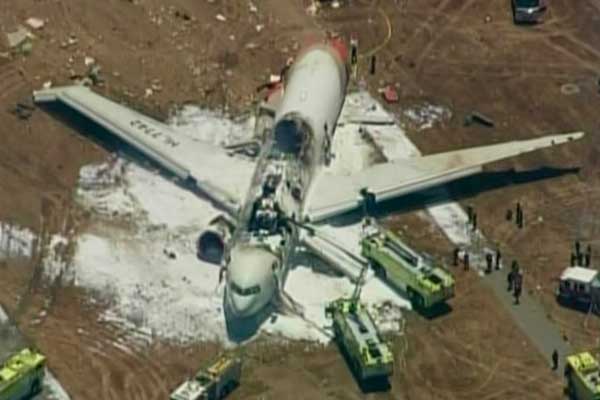 An Asiana Airlines Boeing 777 is pictured after crashed landing in this KTVU image at San Francisco International Airport in California, July 6, 2013. [Photo/Agencies]