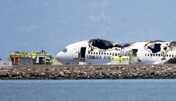An Asiana Airlines Boeing 777 rests on the tarmac after crash landing at San Francisco International Airport in San Francisco, California July 6, 2013. [Photo/Agencies]