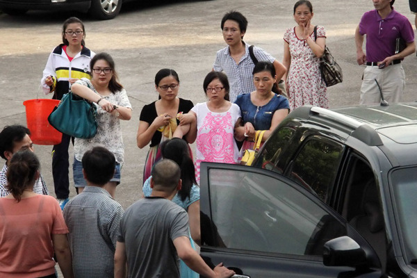 Relatives of one of two victims killed in the emergency landing of Asiana Airlines Flight 214 mourn their loss. Photo/Ge Yuejin.