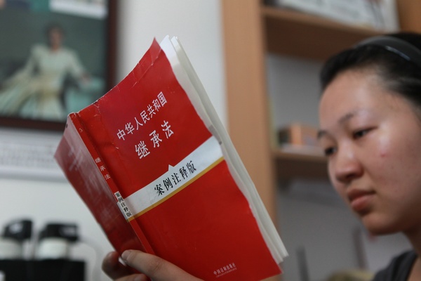 An employee of the China Will Bank studies China's Law of Succession.