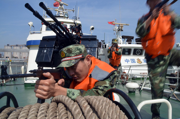 Coast guard personnel in Jiangsu province participate in an anti-terrorism drill near the estuary of the Yangtze River. Su Hongfeng / for China Daily