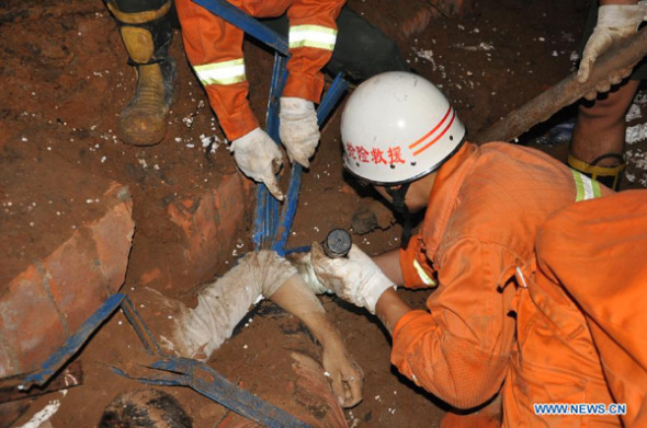 Rescuers save a construction worker from a collapsed make-shift house in Pingshu Township of Shouyang County, north China's Shanxi Province, July 9, 2013. (Xinhua)