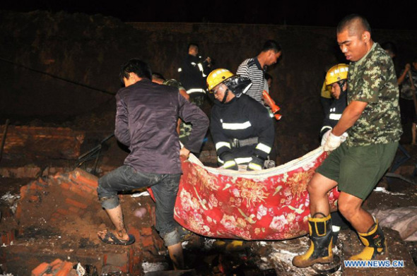Rescuers search for survivors of a work shed collapse in Pingshu Township of Shouyang County, north China's Shanxi Province, July 9, 2013. (Xinhua)