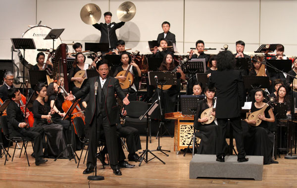Tenor Warren Mok Wah-yeun performs at the Concert of Popular Music at Macao Tower on Wednesday as part of the cultural exchange event in the Second Beijing Macao Cooperation and Exchange Symposium. Parker Zheng / China Daily