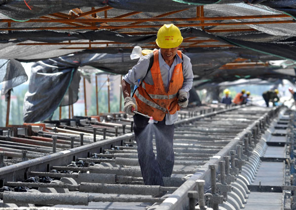 Work proceeds on the Lanzhou-Urumqi high-speed railway, the longest such rail link under construction in the world. Yao Tong / for China Daily