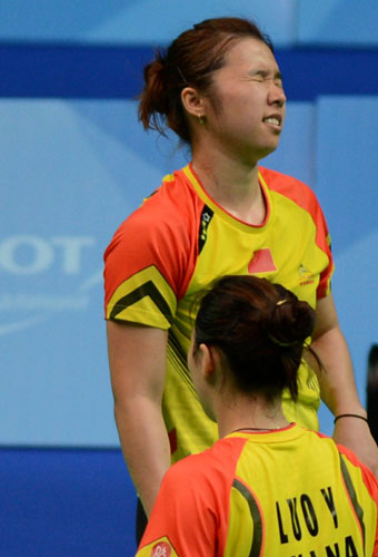 China's Olympic champion Tian Qin, top, and Luo Yu react during their women's badminton doubles final against South Korea at the Kazan Universiade in Kazan, Russia, July 12, 2013. [Photo/Xinhua]