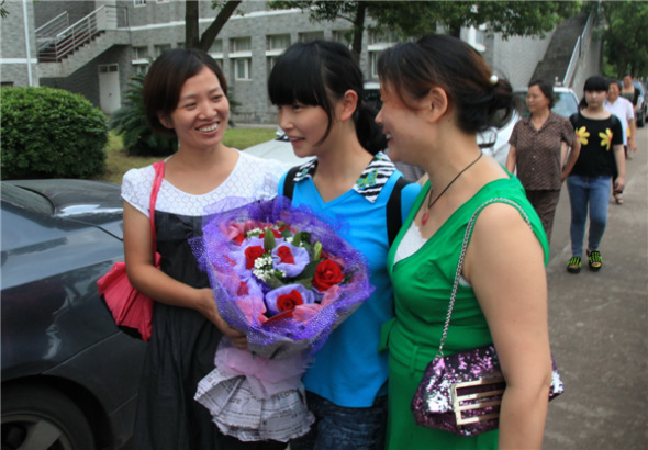 Thirty-one students and teachers who were onboard the Asiana Airlines flight that crashed in San Francisco arrive at Jiangshan Middle School, where parents and families were waiting in Hangzhou, capital of Zhejiang province on July 14,2013. [Photo/Asianewsphoto]