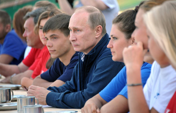 Russia's President Vladimir Putin (C) meets with members of the Russian Geographical Society's expedition on the Gogland Island in the Gulf of Finland in the Baltic Sea July 15, 2013. Putin said on Monday he saw signs that Edward Snowden, the former US spy agency contractor turned fugitive secrets leaker, was shifting towards stopping political activity directed against the United States. [Photo/Agencies]