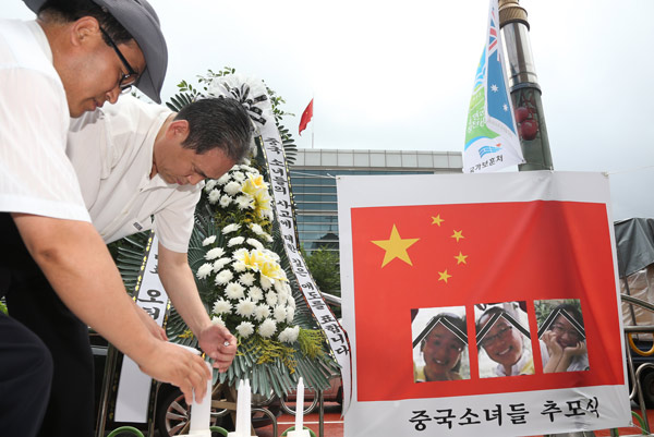 People pay tribute to three Chinese students killed in the Asiana air crash in San Francisco on July 6, in Seoul on Monday. Provided to China Daily