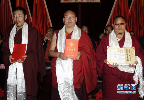 Monks are awarded diploma at the Tibet Buddhist Theological Institute, July 15, 2013. The first batch of 150 monks graduated from the Tibet Buddhist Theological Institute on Monday, the autonomous region's first comprehensive Buddhist academy. (Xinhua Photo)