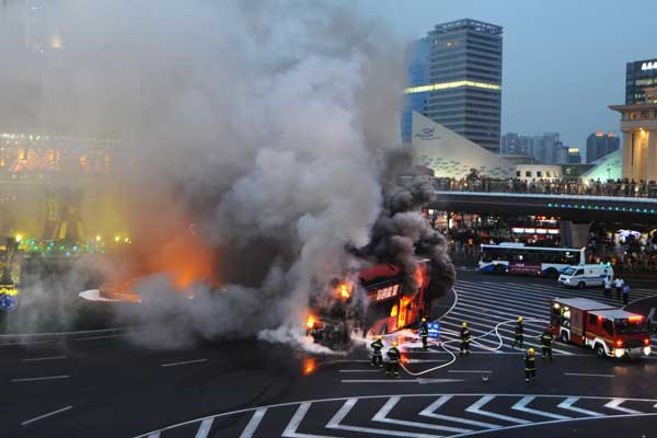 A double-decker sightseeing bus caught fire in the Lujiazui area of Shanghai's Pudong district on July 8. High summer temperatures have contributed to an increase in vehicle fires. [Photo by Zhu Lan/Xinhua]