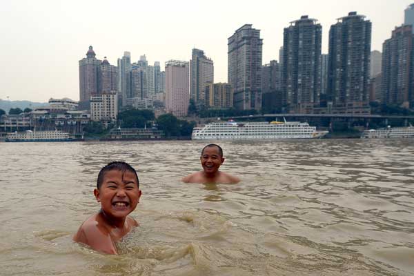 Chongqing residents find that swimming in the Jialing River is the best way to beat the summer heat.RAN WEN / FOR CHINA DAILY
