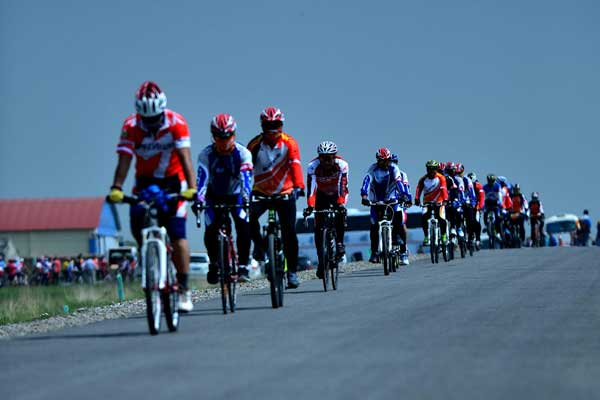 Cyclists head to Qinghai Lake in Xihai Township, Qinghai province, on July 2.WANG BO / XINHUA