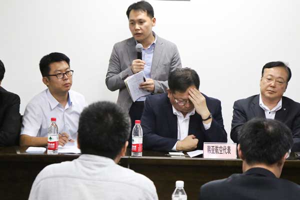 Representatives from Asiana Airlines' Foreign Relations and Alliance Department meet with parents of the Chinese students who were on Asiana Flight 214, which crash-landed in San Francisco on July 6, on Wednesday in Quzhou, Zhejiang province. Provided to China Daily
