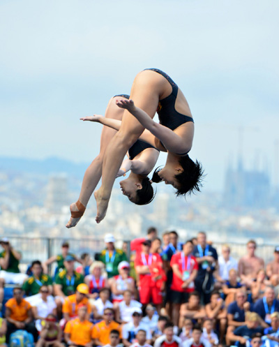China's Wu Minxia (back) and Shi Tingmao compete in the women's 3-meter synchro at the world championships at the Piscines de Montjuic on Saturday. [Photo/Xinhua]