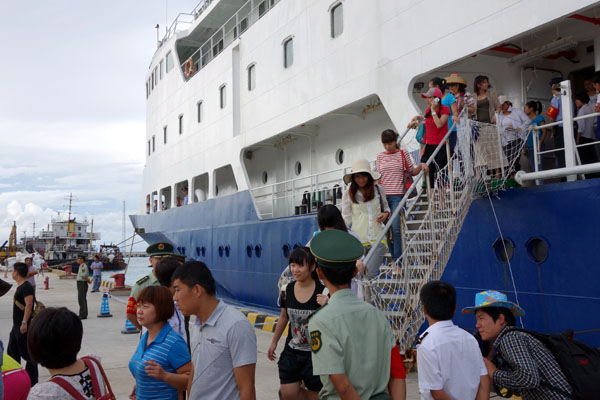 Tourists arrive at Yongxing Island in Sansha, Hainan province, on Sunday. Chinas youngest city, Sansha was established last July on Yongxing Island in the South China Sea and is expected to become a popular travel destination. PHOTOS BY Huang Yiming / China Daily