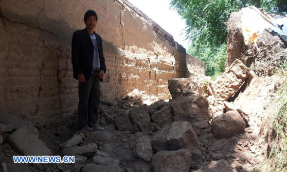 Photo taken on July 22, 2013 shows a damaged house in quake-hit Majiagou village of Minxian County, northwest China's Gansu Province. A 6.6-magnitude earthquake jolted a juncture region of Min County and Zhang County in Dingxi City Monday morning. (Xinhua/Tu Guoxi)  