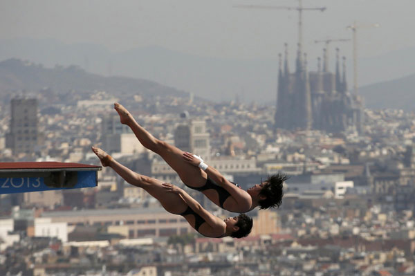 China's Liu Huixia and Chen Ruolin perform a dive at the women's synchronised 10m platform preliminary during the World Swimming Championships at the Montjuic municipal pool in Barcelona, July 22, 2013. Liu and Chen finished first in the event and took the gold medals. [Photo/Agencies]