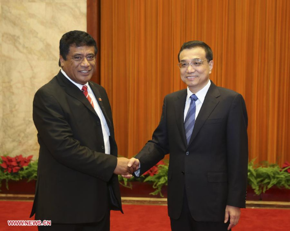 Chinese Premier Li Keqiang (R) meets with Tongan Prime Minister Siale'ataonga Tu'ivakano in Beijing, capital of China, July 22, 2013. (Xinhua/Ding Lin)